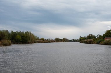 Scheldt, Wichelen, Flanders, Belçika 'nın açık suları üzerindeki köprü manzarası