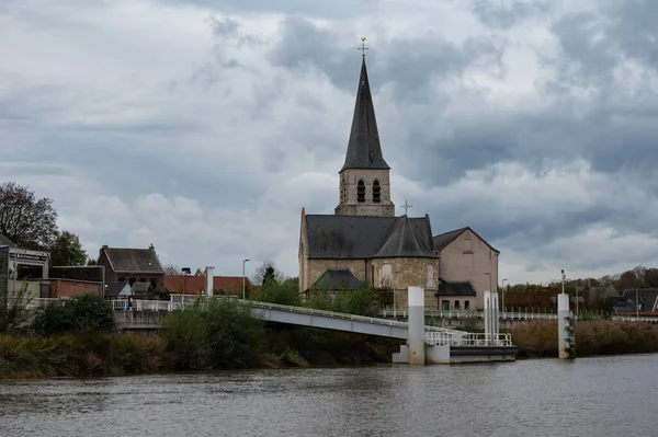 Wichelen Východní Vlámský Kraj Belgie 2022 Vesnický Kostel Břehu Řeky — Stock fotografie