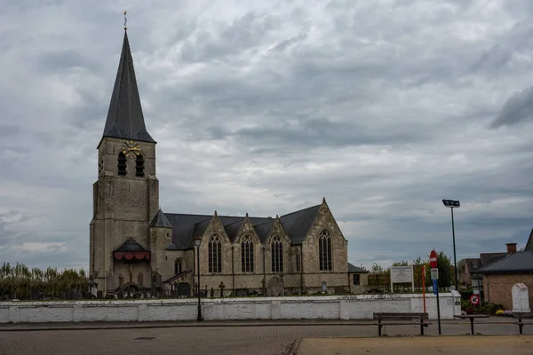 Wichelen Ανατολική Φλαμανδική Περιφέρεια Βέλγιο 2022 Καθολική Καμπύλη Και Νεκροταφείο — Φωτογραφία Αρχείου