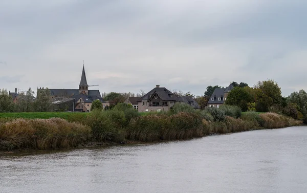 ベルラーレ 東フランダース地方 ベルギー 2022 背景にある川シェルト 村を見下ろす — ストック写真