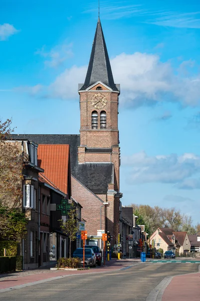 アルスト フランダース ブラバント ベルギー 2022 教会の塔と村の広場 — ストック写真