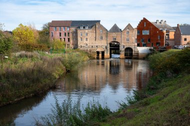 Aarschot, Flaman Brabant, Belçika, 11 11: 2022 - Şehrin kapısındaki River Demer ve tarihi evler