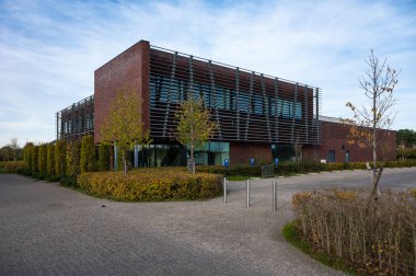 Aarschot, Flaman Brabant, Belçika, 11 11 2022 - Yerel okul ve otoparkı olan spor kulübü