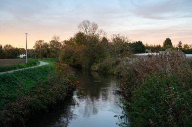 Wilsele, Flaman Brabant, Belçika, 11 11: 2022 - Dyle Nehri 'nde Doğal Yansımalar