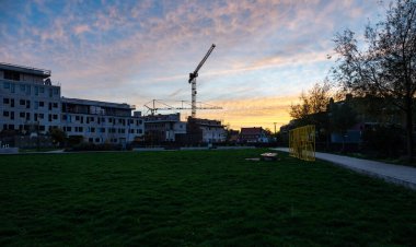 Leuven, Flaman Brabant Bölgesi, Belçika - 11 11 2022 Günbatımında çağdaş apartman bloklarıyla birlikte gayrimenkul geliştirme