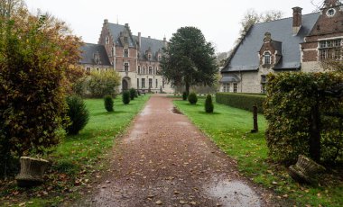 Zemst, Flaman Brabant, Belçika - 11 19 2022 Kırsal Ruben kalesi ve yeşil çevre