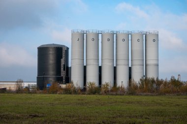 Tienen, Flaman Brabant, Belçika, 11 11: 2022 - Jodoco şirketinin sanayi ambarında sığır yiyeceği deposu