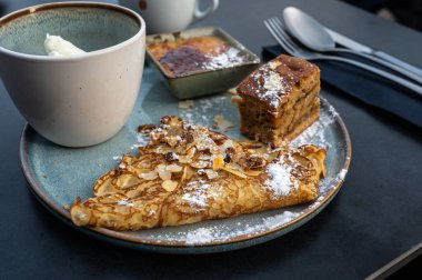 Taze hamur işi, dondurma ve kahve, Aarschot, Belçika 'daki bir tatlı masasını kapatın.