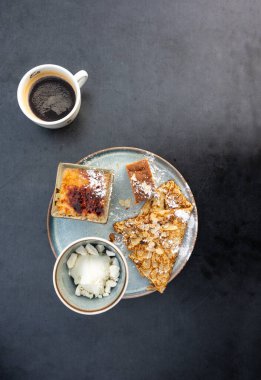 Bir tatlı masasının üzerinde taze hamur işi, bir dondurma ve bir kahve, yukarıdan görüntü, Aarschot, Belçika