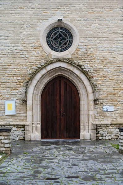 ゼムスト フランダース ブラバント ベルギー 2022 自然石のファサードを持つ地元のカトリック教会 — ストック写真