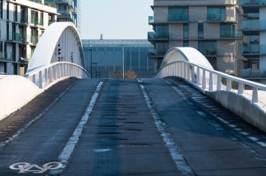 Molenbeek, Brüksel Başkent Bölgesi, Belçika - 12 17 2022 - Yeni Suzan Daniel köprüsü üzerinde şehir manzarası