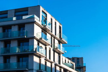 Molenbeek, Brüksel Başkent Bölgesi, Belçika - 12 17 2022 - Üst düzey pencere ve apartman balkonları ile çağdaş cepheler