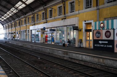 Avignon, Vaucluse, France, 12 29 2022 - View over the platform and railway tracks of the train station