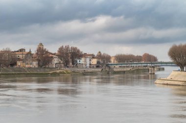 Arles, Provence, Fransa, 112023 - Rhone nehrinin kıyısında görülen eski köy tarihi binalarına bakın