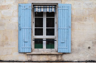 Arles, Provence, Fransa, 112023 - Kırsal mavi ahşap pencere panjurunun ayrıntıları