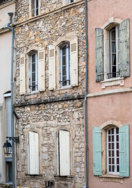 Arles, Provence, Fransa, 12023 - Eski kasabadaki ahşap panjurlu tarihi evler