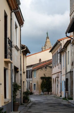 Arles, Provence, Fransa, 112023 - Eski kasabadaki tipik dar ve dik cadde