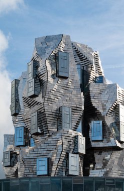 Arles, Provence, Fransa, 12023 - Kule adında çağdaş bir sanat eseri, Manzara Bahçeleri Parkı Turu