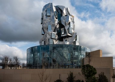 Arles, Provence, Fransa, 12023 - Kule adında çağdaş bir sanat eseri, Manzara Bahçeleri Parkı Turu