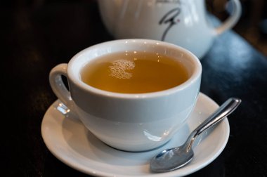 Beyaz kaş yeşil çay, Arles, Provence, Fransa