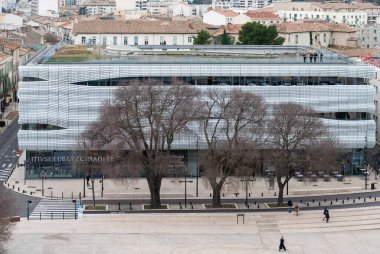 Nimes, Occitanie, Fransa - 01 01 01 2023 - Roma Müzesi 'nin çağdaş binası ve kare üzerine yüksek açılı görüş