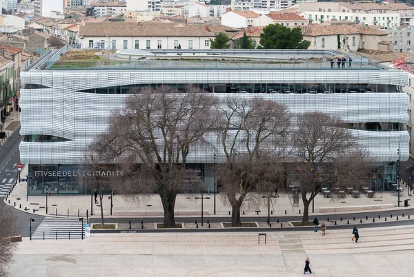 Nimes, Occitanie, Fransa - 01 01 01 2023 - Roma Müzesi 'nin çağdaş binası ve kare üzerine yüksek açılı görüş