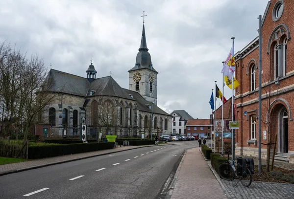 Merchtem Vlámský Brabantsko Belgie Února 2023 Centrum Obce Katolickým Kostelem — Stock fotografie