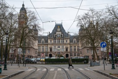 Saint Gilles, Brüksel Başkent Bölgesi, Belçika, 4 Mart 2023 - Tarihi belediye binasına doğru Merkez Bulvarı