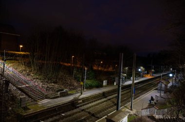 Uccle, Brüksel Başkent Bölgesi, Belçika, 4 Mart 2023 - Geceleri Saint Job Tren İstasyonu