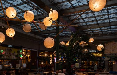 Brüksel Eski Kenti, Belçika - 12 Mart 2023 - Kurt Yemekhanesi 'nin yuvarlak avizeli iç tasarımı