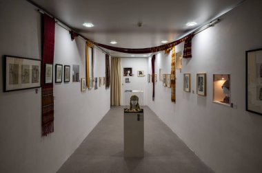 Brüksel Eski Kent, Belçika - 12 Mart 2023 - Belçika Yahudi Müzesi 'ndeki bir sergide heykel ve vintage fotoğrafçılık