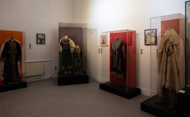 Brüksel Eski Kent, Belçika - 12 Mart 2023 - Belçika Yahudi Müzesi 'nde Fas Geleneksel Kostüm Sergisi