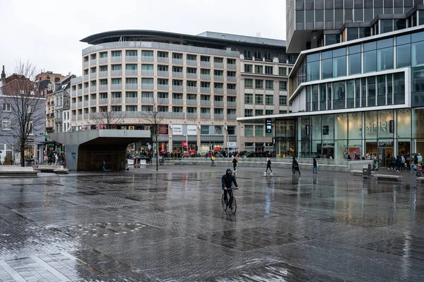 比利时布鲁塞尔旧城 2023年3月12日 在雨中与精神和其他时装店的拉蒙尼斯广场 — 图库照片