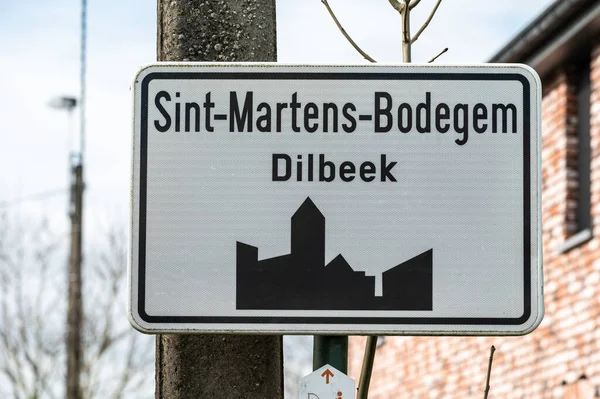 Dilbeek Brabancja Flamandzka Belgia Marca 2023 Znak Drogowy Miejscowości Sint — Zdjęcie stockowe