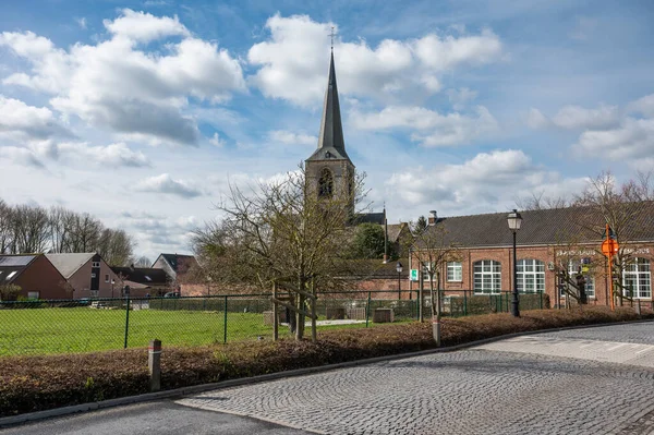通往比利时佛兰芒布拉班特Ternat村Saint Remigius天主教教堂的农村道路 — 图库照片