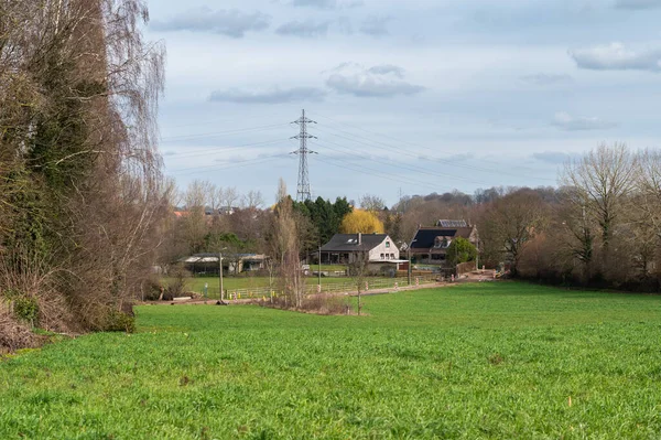 Grüne Wiesen Und Landwirtschaftliche Felder Mit Bauernhäusern Hintergrund Frühling Rund — Stockfoto