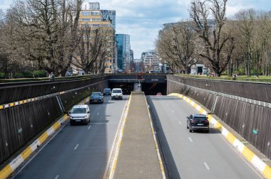 Brüksel Avrupa Mahallesi, Belçika - 15 Mart 2023 - Parc du Cinquentenaire 'deki Rue de la Loi Tüneli