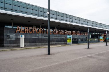 Paphos Havaalanı, Kıbrıs - 20 Mart 2023 - Brüksel Güney Charleroi Uluslararası Havaalanı 'nın imzası ve terminali