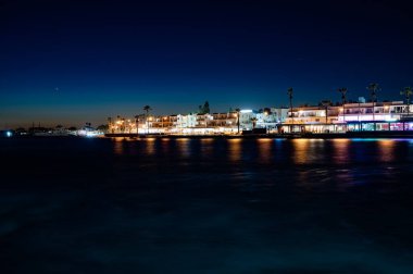 Paphos, Paphos İlçesi, Kıbrıs Rum Kesimi - 23 Mart 2023 - Limandaki renkli ışıkların gece görüşü