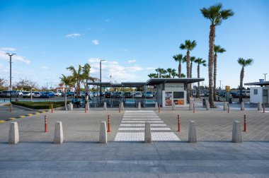 Paphos Havaalanı, Kıbrıs - 20 Mart 2023 - Paphos Uluslararası Havalimanı 'nın otoparkı ve girişi