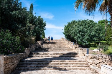 Paphos, Paphos Bölgesi, Kıbrıs - 23 Mart 2023 Nea Paphos 'un tarihi mekanında merdivenler