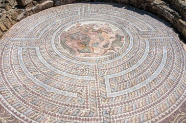 Paphos, Paphos İlçesi, Kıbrıs - 23 Mart 2023 - Eski Yunan mitolojisi ile mozaik fayanslarla dekore edilmiş