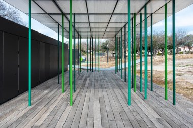 Paphos, Paphos İlçesi, Kıbrıs - 23 Mart 2023 - Fabrica Tepesi arkeoloji sahasının ziyaretçileri için çağdaş inşaat