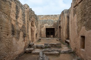 Paphos, Paphos Bölgesi, Kıbrıs, 23 Mart 2023 - Kralların Mezarları arkeoloji sahasının antik kalıntıları