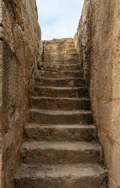 Paphos, Paphos Bölgesi, Kıbrıs, 23 Mart 2023 - Kralların Mezarları arkeoloji sahasının eski merdivenleri