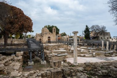 Paphos, Paphos İlçesi, Kıbrıs - 23 Mart 2023 - Krisopolitissa Bazilikasının Yunan tarzı kalıntıları
