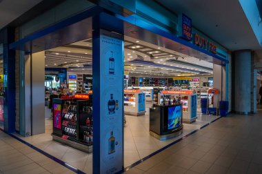 Paphos, Kıbrıs, 27 Mart 2023 - Paphos Uluslararası Havalimanı 'nda gümrüksüz mağaza