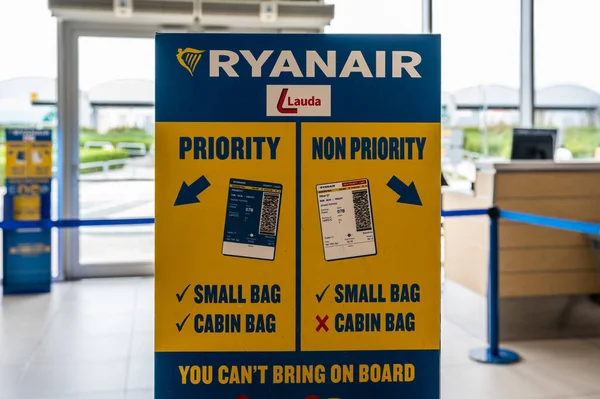 Paphos Chipre Março 2023 Assinatura Ryanair Para Passageiros Prioritários Não Imagem De Stock