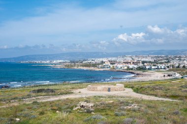 Paphos, Paphos İlçesi, Kıbrıs - 23 Mart 2023 - Paphos Körfezi üzerindeki Fabrika Tepesi 'nden yüksek açılı görüş