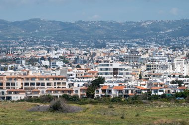 Paphos, Paphos Bölgesi, Kıbrıs Rum Kesimi - 23 Mart 2023 - Sahildeki tatil evleri üzerinde Skyline